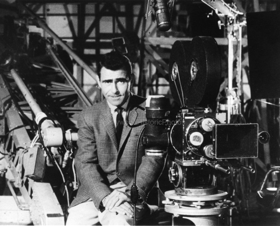 Twilight Zone 1960 Hosted by Rod Serling wm.jpg
